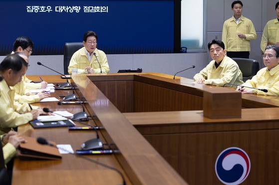 이재명 대통령이 18일 서울 종로구 서울정부청사 중앙재난안전상황실 서울상황센터에서 집중호우 대처상황 점검회의를 주재하고 있다. 사진 대통령실