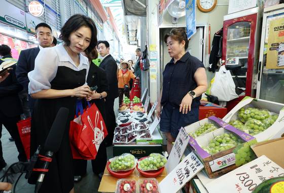 김혜경 여사가 민생회복 소비쿠폰으로 상품을 구매하기 위해 25일 인천 계양구 계양산전통시장을 방문하고 있다. 대통령실사진기자단