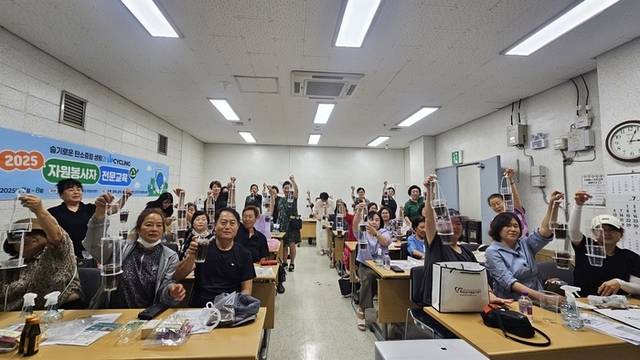 ▲ 강원도자원봉사센터(이사장 박광구)는 지난 24일 화천을 시작으로 내달까지 7개 시군자원봉사센터 자원봉사자 210명을 대상으로 ‘2025 자원봉사자 전문교육’을 운영한다.