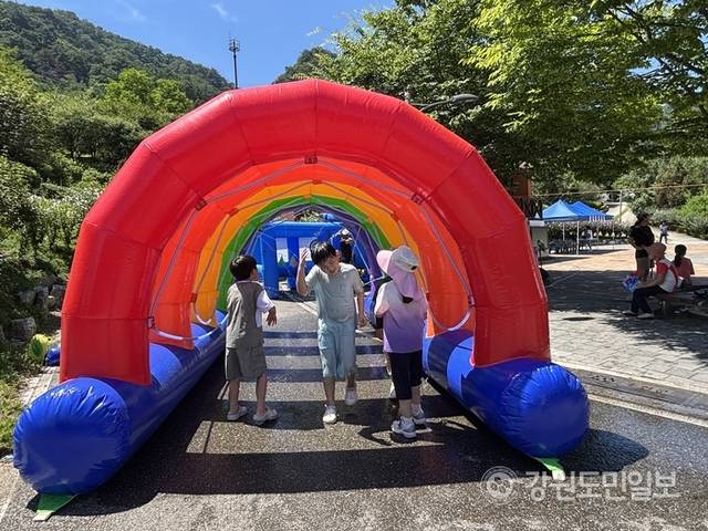 ▲ ‘나라꽃 무궁화 홍천 축제’가 26일 무궁화수목원에서 열린 가운데 물놀이 존에서 아이들이 무더위를 식히고 있다. 유승현 기자