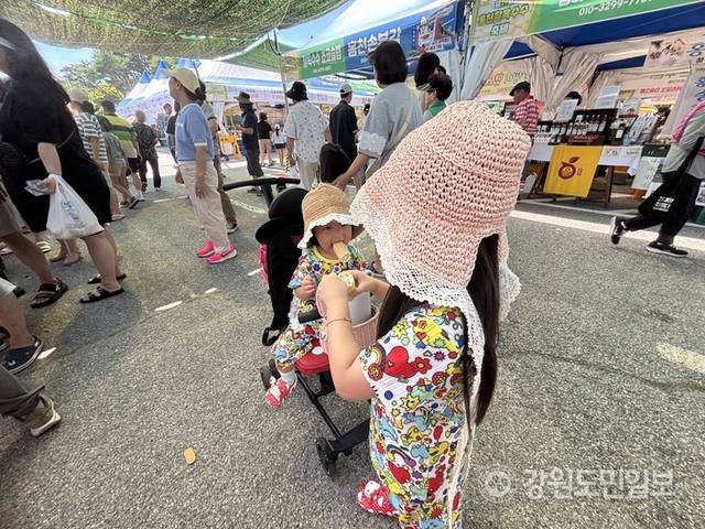 ▲ ‘제29회 홍천찰옥수수축제’가 27일까지 홍천종합운동장에서 열리는 가운데 아이들이 사이좋게 옥수수를 나눠 먹고 있다. 유승현 기자