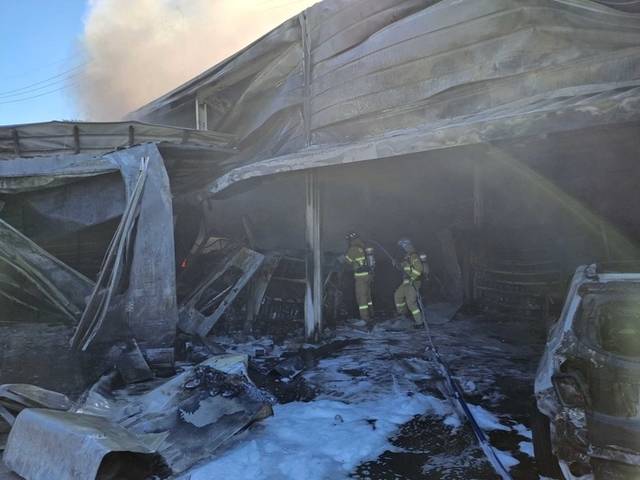 ▲ 26일 오후 3시 51분쯤 강원 강릉시 유산동의 한 자동차정비소에서 불이 나 소방당국이 진화에 나섰다.강릉소방서 제공