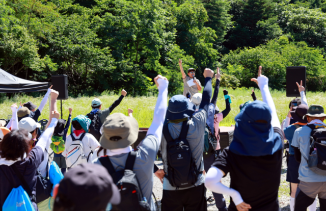 ▲ 강원관광재단이 주관한 ‘운탄고도1330 테마 트레일 페스티벌’이 26일 태백에서 열려 500여명의 참가자들은 알리소(옛 소원지캠핑장)를 출발해 태백체험공원·지지리골을 거쳐 자작나무숲으로 이어지는 ‘운탄고도 6길’을 걷고, 한강·낙동강 발원지 축제와 황지시장·관광지 등 연계 코스를 방문해 프로그램을 즐겼다.