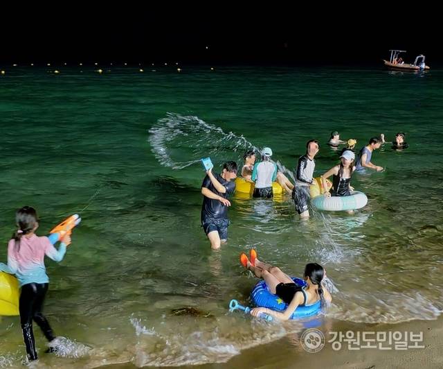 ▲ 26일 오후 8시 30분쯤 찾은 강원 강릉 경포해수욕장. 피서객들이 야간 해수욕을 즐기며 더위를 식히고 있다.황선우 기자