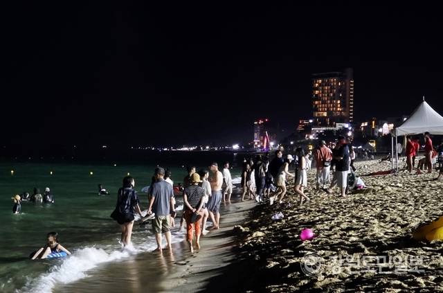 ▲ 26일 오후 8시 30분쯤 찾은 강원 강릉 경포해수욕장. 피서객들이 야간 해수욕을 즐기며 더위를 식히고 있다.황선우 기자