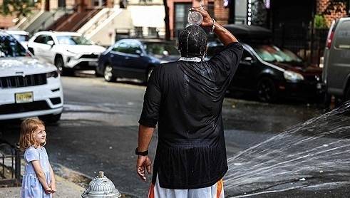 ▲ 소화전 물로 더위를 식히고 있는 미국 뉴욕시 시민 [연합뉴스]