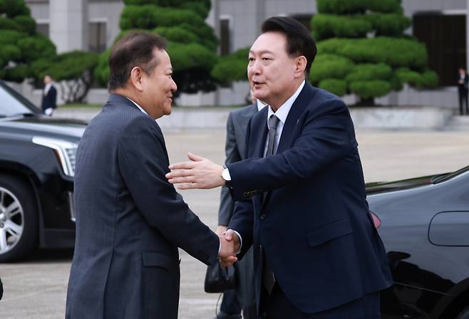 ▲ 지난해 윤석열 전 대통령이 성남 서울공항에서 필리핀, 싱가포르 국빈 방문 및 라오스 아세안 정상회의를 위해 출국하기 전 환송 나온 이상민 행정안전부 장관과 대화하고 있다. [연합뉴스]