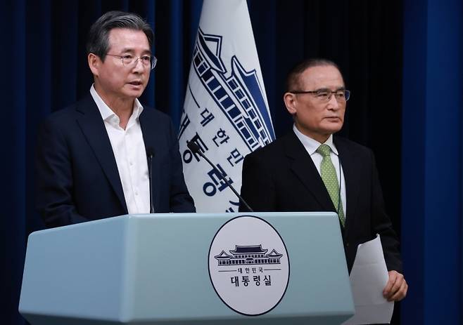 ▲ 김용범 대통령실 정책실장(왼쪽)과 위성락 국가안보실장이 25일 서울 용산 대통령실 청사에서 이날 강훈식 대통령비서실장 주재로 열린 통상대책회의 관련 브리핑을 하고 있다. [연합뉴스]