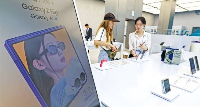 삼성전자가 25일 신형 폴더블폰 갤럭시 Z폴드7, Z플립7을 공식 출시했다. 서울 서초동 ‘삼성 강남’을 찾은 외국인 소비자가 신제품 관련 설명을 듣고 있다.   /임형택 기자