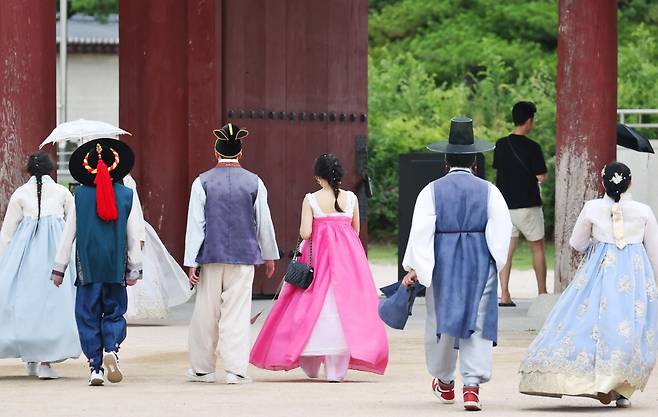 지난 2일 서울 종로구 경복궁에서 외국인 관광객이 발걸음을 옮기고 있다. 사진=연합뉴스