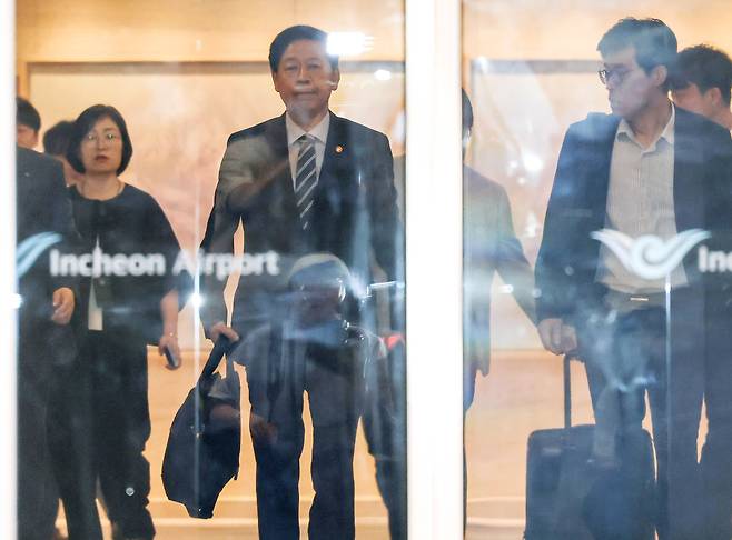 미국 측 요청으로 한·미 재무·통상 수장의 ‘2+2 통상 협의’가 돌연 연기된 24일 인천국제공항에서 출국 대기 중이던 구윤철 부총리 겸 기획재정부 장관이 굳은 표정으로 발길을 돌리고 있다. 성동훈 기자