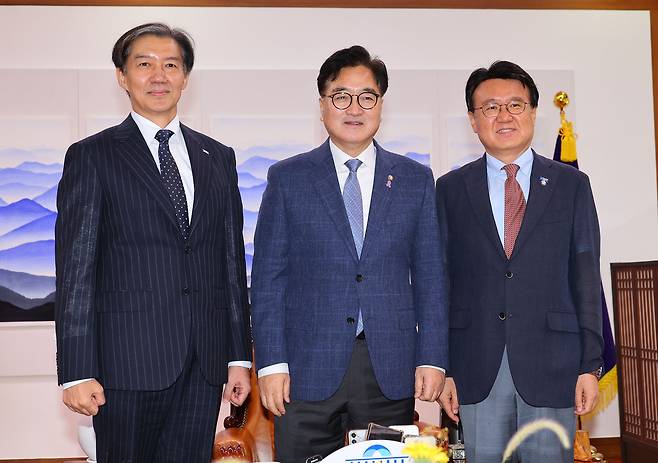 지난해 8월 당시 조국혁신당 조국 대표(왼쪽)와 황운하 원내대표(오른쪽)가 국회에서 우원식 국회의장과 기념 촬영하고 있다. 연합뉴스