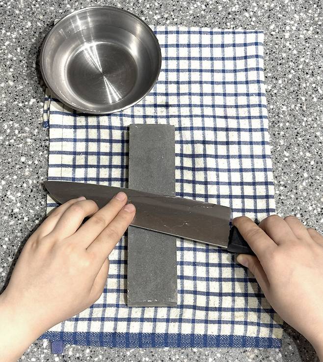 내 손에 꼭 맞는 날렵한 칼날, 숫돌과 15도 각도에 대한 느낌만 갖추면 충분하다.