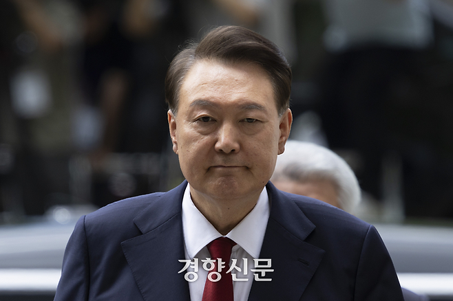 윤석열 전 대통령이 지난 9일 오후 법원의 구속 전 피의자 심문(영장실질심사)을 받기 위해 서울 서초구 서울중앙지법으로 들어서고 있다. 문재원 기자