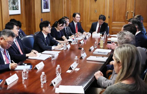 지난 24일(현지시간) 미 워싱턴DC에서 김정관(왼쪽에서 세 번째) 산업통상자원부 장관과 더그 버검 미 국가에너지위원장 등이 면담을 하고 있다. 산업부 제공