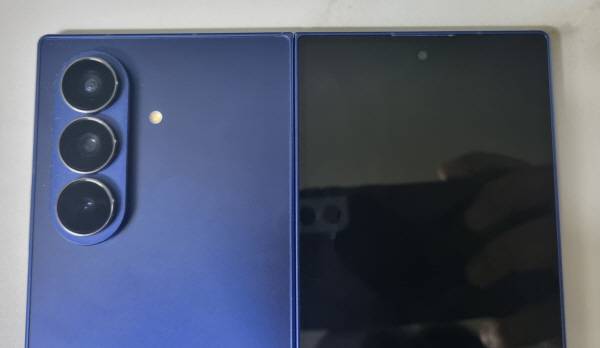 갤럭시 Z폴드 7를 펼친 상태의 후면 디스플레이. 정옥재 기자