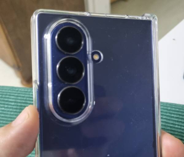 갤럭시 Z폴드 7를 접은 상태의 후면 카메라. 플라스틱 투명 케이스를 씌웠다. 정옥재 기자
