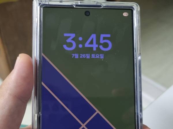 갤럭시 Z폴드 7를 접은 상태의 커버 디스플레이. 정옥재 기자