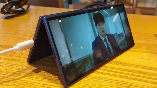 갤럭시 Z폴드 7로 OTT 콘텐츠를 감상하는 모습. 전면을 펼치지 않고 삼각대처럼 만들어 콘텐츠를 세웠다. 정옥재 기자