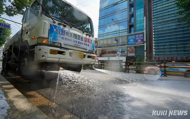 지난해 8월 서울 성북구 한 도로에서 살수차가 물을 뿌리고 있다. 유희태 기자