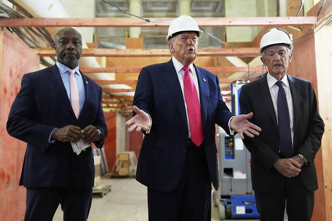 24일 미국 워싱턴에서 연방준비제도 공사 현장을 방문한 도널드 트럼프 대통령과 팀 스콧 공화당 상원의원(사우스캐롤라이나주)이 공사 현장을 바라보고 있다. AP연합뉴스