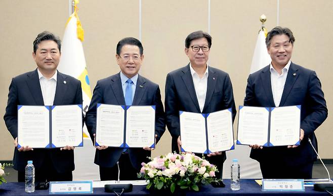 김영록 전남도지사가 25일 오후 부산백스코에서 ‘국립목포해양대-국립한국해양대 글로컬대학 지정’을 위한 글로컬대학 비전 및 혁신전략 보고회에서 부산시, 국립목포해양대, 국립한국해양대와 글로컬대학 MOU를 체결하고 있다. 왼쪽부터 한원희 목포해양대학교 총장, 김영록 전남도지사, 박형준 부산광역시장, 류동근 한국해양대학교 총장. /전남도&nbsp;