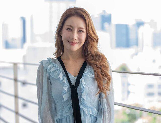 올해 25년차인 뮤지컬 배우 김소향은 올여름 뮤지컬 ‘프리다’와 ‘마리 퀴리’로 관객들과 만난다. 김소향은 초연부터 지금까지 꾸준히 두 작품에 출연하며 작품 업그레이드 과정에 자신의 의견을 적극적으로 개진했다. EMK엔터테인먼트 제공