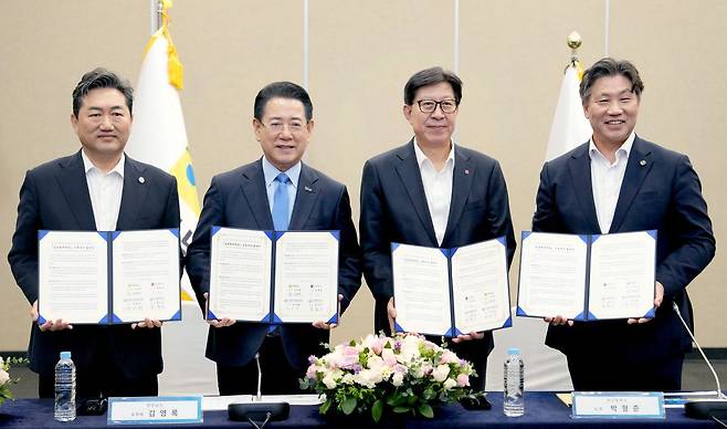 김영록 전라남도지사가 25일 오후 부산백스코에서 ‘국립목포해양대-국립한국해양대 글로컬대학 지정’을 위한 글로컬대학 비전 및 혁신전략 보고회에서 부산시, 국립목포해양대, 국립한국해양대와 글로컬대학 MOU를 체결하고 있다. (왼쪽부터 한원희 목포해양대학교 총장, 김영록 전남도지사, 박형준 부산광역시장, 류동근 한국해양대학교 총장) 전남도 제공