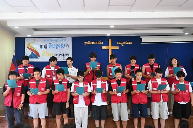 봉사활동 마지막 날인 지난 25일 캄보디아 구세군 캄폿 영문 강단에 선 14명의 인평자동차고 학생들이, 현지인들을 위해 준비한 특송인 찬양 ‘은혜’를 부르고 있다.