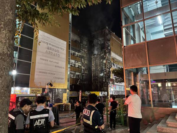 25일 밤 인천 남동구 구월동 한 상가 건물에서 난 불로 건물이 검게 탔다. 독자 제공