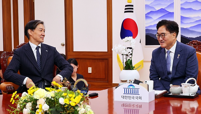 우원식 국회의장(오른쪽)과 조국 전 대표 / 사진=연합뉴스
