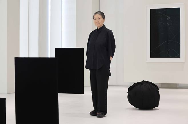 ‘메타-페인팅(Meta-Painting)’ 연작이 전시된 서울 강남구 김수자 작가의 스튜디오. 오른쪽 하단 검은 보따리에는 2020년 작고한 남편(고 정염성)의 헌옷이 담겨 있다. 그의 대표적 오브제인 보따리는 기억을 감싸는 행위이기도 하다. [한주형 기자]