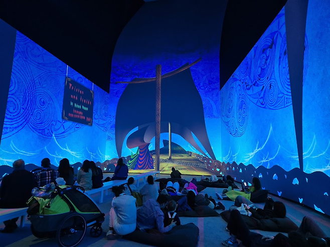 오페라 무대 미술을 몰입형 미디어 아트로 상영 중 ©김슬기