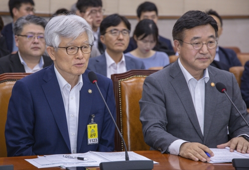 최동석 인사혁신처장(왼쪽)이 지난 22일 국회에서 열린 국회 법제사법위원회 전체 회의에 출석해 인사말을 하고 있다. [사진 출처 = 연합뉴스]