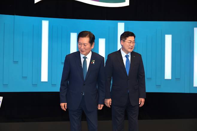 정청래, 박찬대 더불어민주당 당대표 후보가 지난 16일 서울 목동 SBS 스튜디오에서 열린 더불어민주당 당대표 후보 토론회에서 기념 촬영을 마친 후 자리로 향하고 있다. [국회사진기자단]