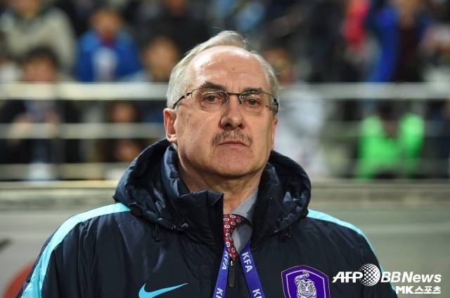 대한민국 축구계에서 쫓겨난 ‘슈팅영개’ 울리 슈틸리케 감독이 중국 축구계의 러브콜을 받고 있다. 사진=AFPBBNews=News1