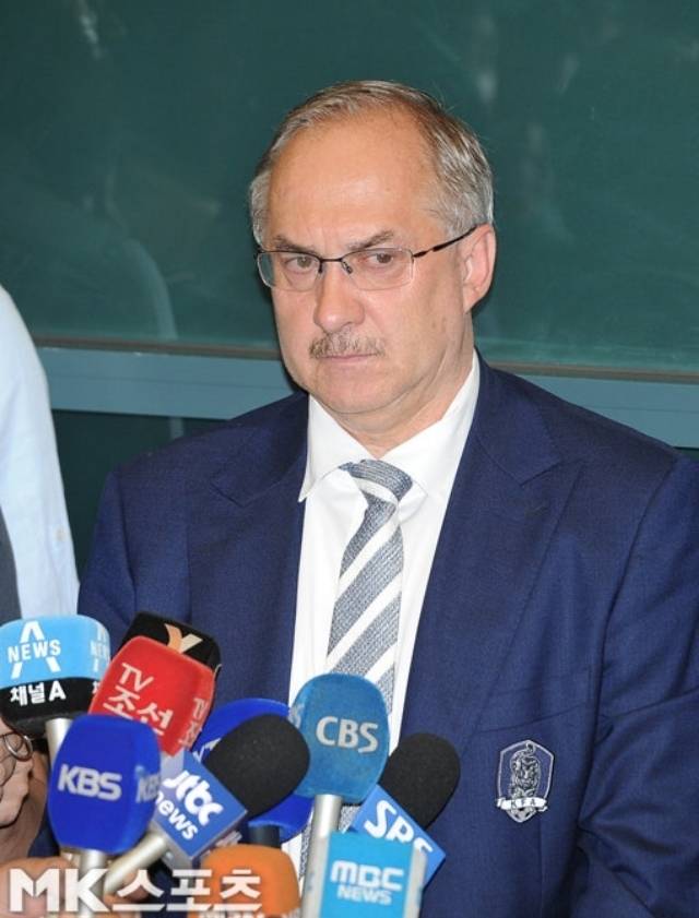 대한민국 축구 팬들에게는 ‘슈팅영개’라는 별명으로 익숙하기도 하다. 단 1개의 유효슈팅조차 시도하지 못하는 경기가 나오는 등 당시 형편없는 지도력에 대한 조롱이 있었다. 사진=MK스포츠 DB