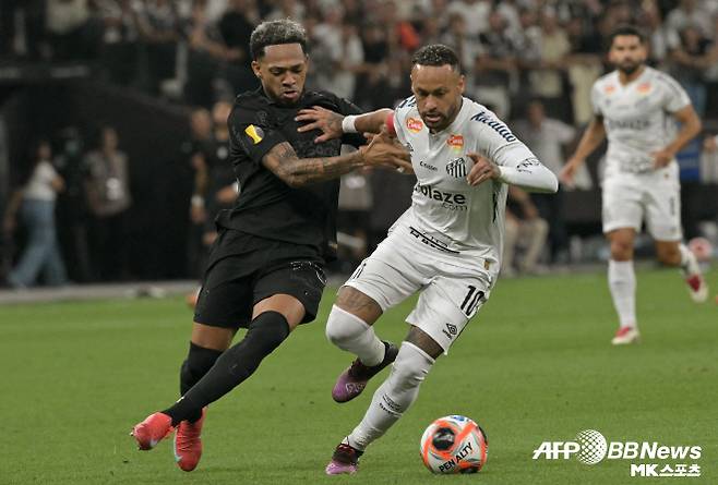 산투스는 7월 24일 브라질 상파울루 이스타지우 우르바누 카우데이라에서 열린 2025시즌 브라질 세리A(1부) 16라운드 SC 인테르나시오나우와의 맞대결에서 1-2로 패했다. 산투스는 올 시즌 리그 15경기에서 4승 2무 9패(승점 14점)를 기록 중이다. 세리A 20개 구단 가운데 17위다. 강등권이다. 사진=AFPBBNews=News1