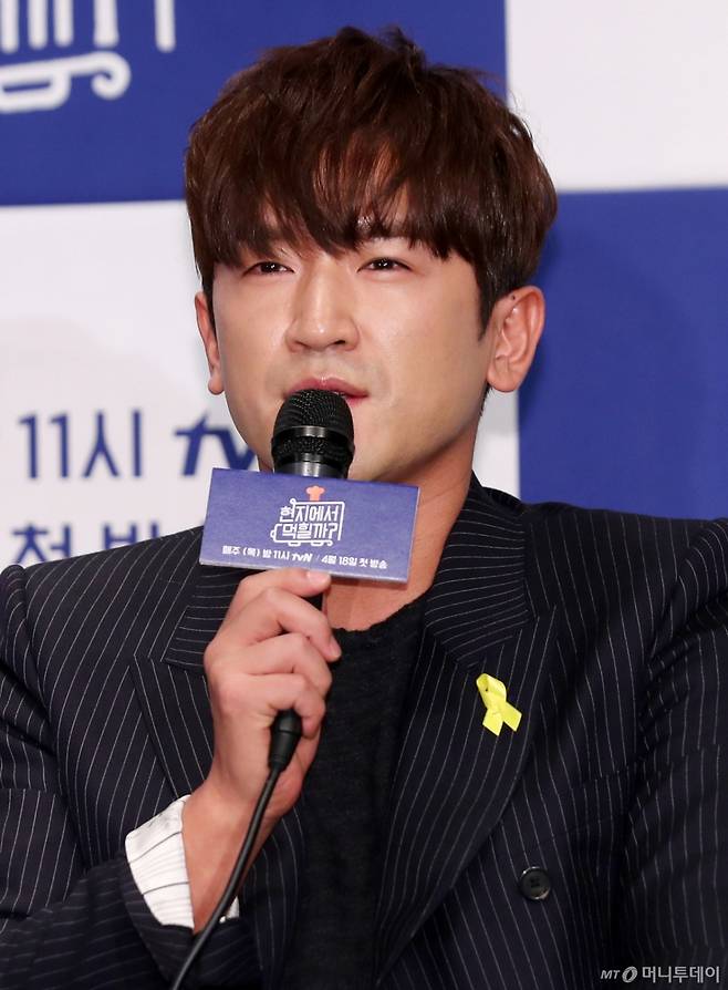 그룹 신화 이민우가 16일 오후 서울 영등포구 켄싱턴호텔에서 진행된 tvN 예능 '현지에서 먹힐까? 미국편' 제작발표회에 참석해 질의응답을 하고 있다.
