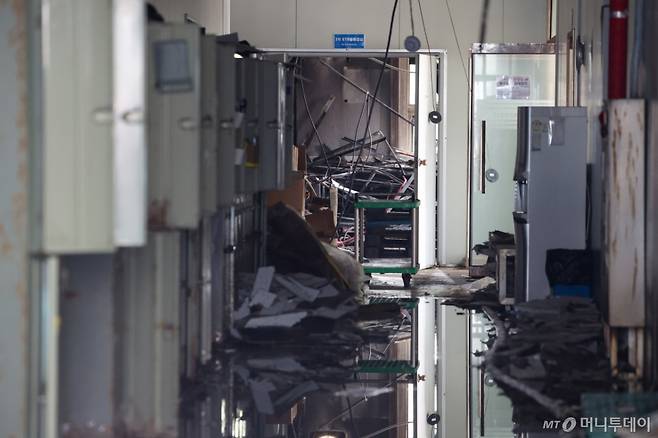 [화성=뉴시스] 김종택 기자 = 24일 오전 경기 화성시 전곡리 아리셀 참사 화재현장에서 열린 '아리셀 참사 1주기 현장 추모 위령제'에서 화재 건물 내부가 공개되어 있다. (공동취재) 2025.06.24. photo@newsis.com /사진=