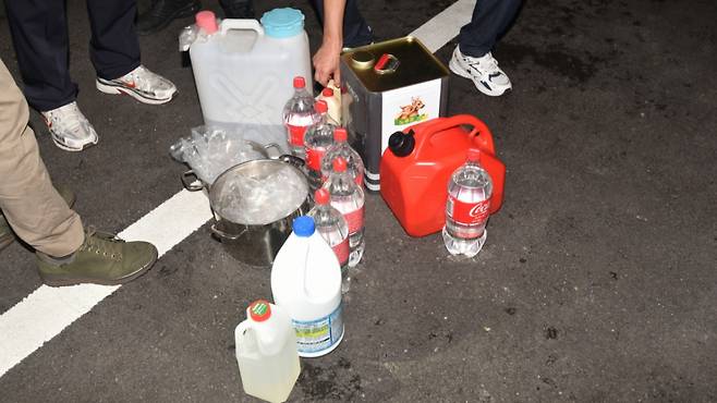 서울 도봉구 쌍문동에 있는 A씨 자택에서 발견된 시너와 페트병 등 사제 폭발물들./사진=서울소방재난본부 제공