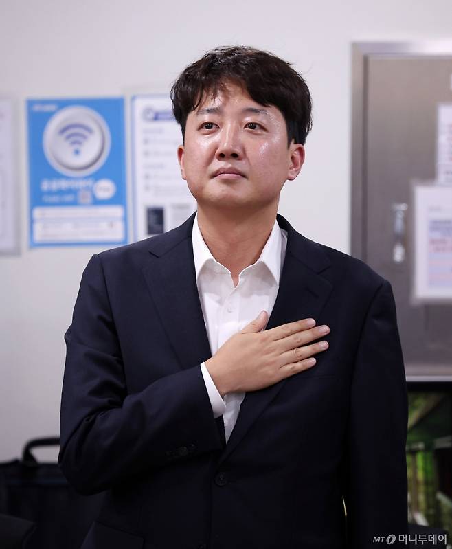[서울=뉴시스] 김명년 기자 = 이준석 개혁신당 의원이 23일 오후 서울 여의도 국회 의원회관에서 열린 대선 평가 세미나에서 국민의례를 하고 있다. 2025.06.23. kmn@newsis.com /사진=김명년