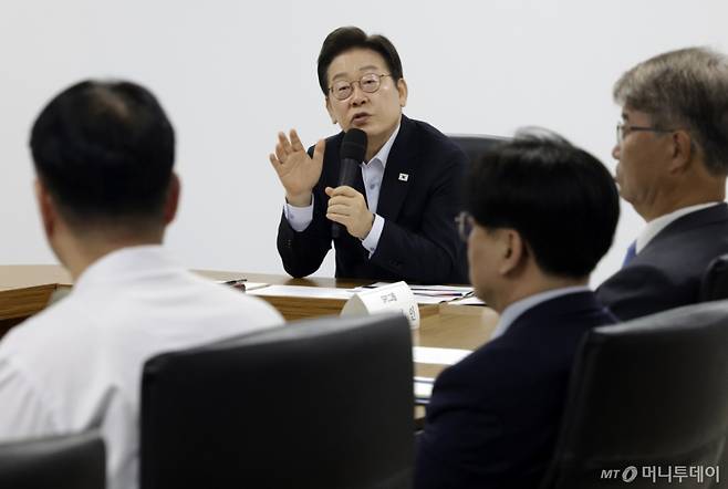 [시흥=뉴시스] 최동준 기자 = 이재명 대통령이 25일 경기 시흥시 SPC삼립 시화공장에서 열린 산업재해 근절 현장 노사간담회에서 SPC 임원들에게 사고경위와 근로자 노동 환경 등에 대해 질문하고 있다. 2025.07.25. photocdj@newsis.com /사진=최동준