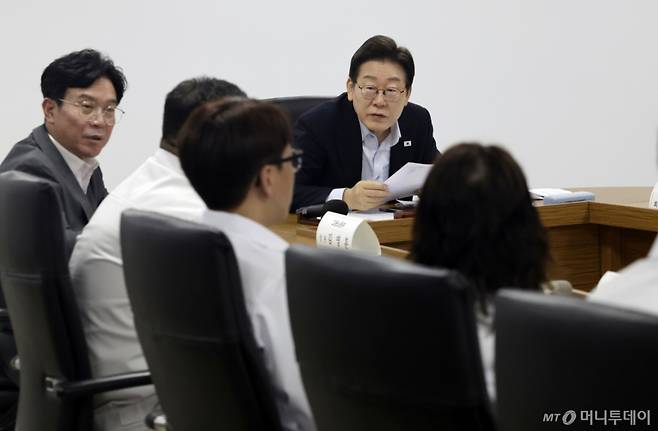 [시흥=뉴시스] 최동준 기자 = 이재명 대통령이 25일 경기 시흥시 SPC삼립 시화공장에서 열린 산업재해 근절 현장 노사간담회에서  SPC 직원들의 발언을 듣고 있다. 2025.07.25. photocdj@newsis.com /사진=최동준