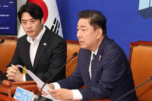 더불어민주당 김병기 당대표 직무대행 겸 원내대표가 25일 서울 여의도 국회에서 열린 최고위원회의에서 발언하고 있다. 연합뉴스