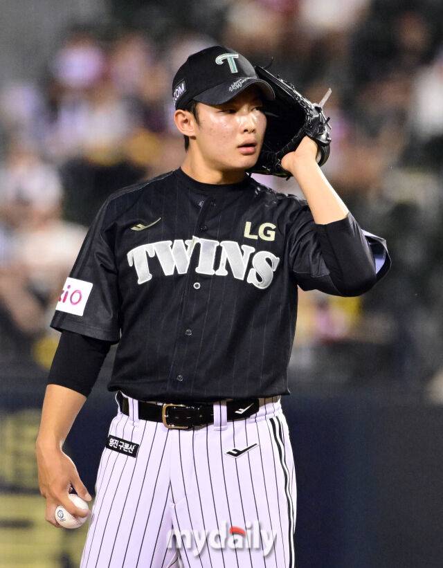 2025년 6월 19일 오후 서울 잠실구장에서 '2025 신한 SOL뱅크 KBO 리그' NC 다이노스와 LG 트윈스의 경기. LG 김영우가 7회초 2사 만루 NC 박민우 타석 때 포수의 사인을 받고 있다./마이데일리