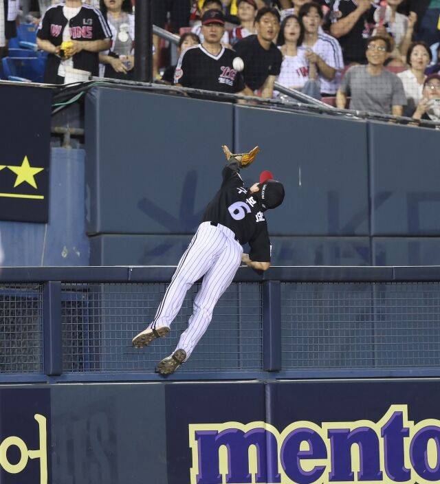 역대급 슈퍼캐치를 선보인 LG 트윈스 구본혁./LG 트윈스