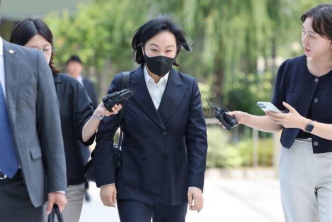 김건희 여사의 ‘문고리 3인방’으로 알려진 유경옥 전 행정관이 25일 서울 종로구 KT광화문빌딩에 마련된 김건희 여사 관련 의혹을 수사 중인 민중기 특별검사팀 사무실에 출석하고 있다. [연합]