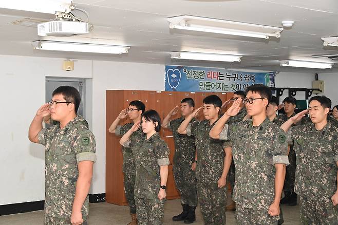 지난달 26일 김문섭 부총장님 앞에서 하계 입영훈련출정 신고를 하는 후보생들.[대구한의대 제공]