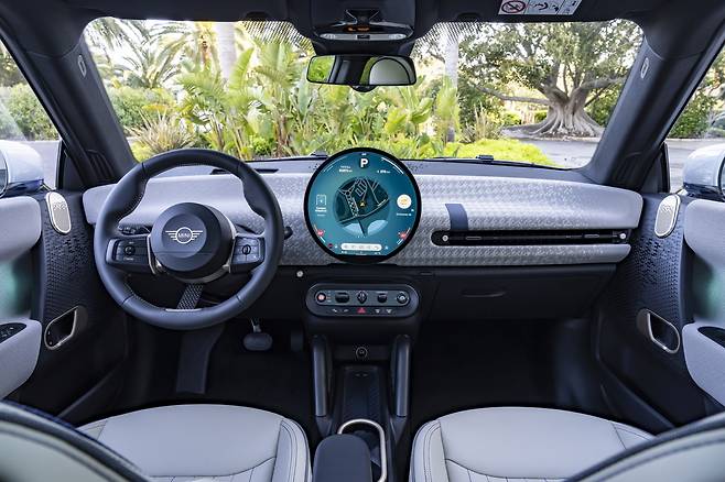 ‘더 뉴 올-일렉트릭 MINI 쿠퍼’ 실내. [MINI 제공]